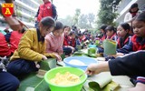 Học sinh Hà Nội thích thú thi gói bánh chưng, giã bánh dày, viết thư pháp